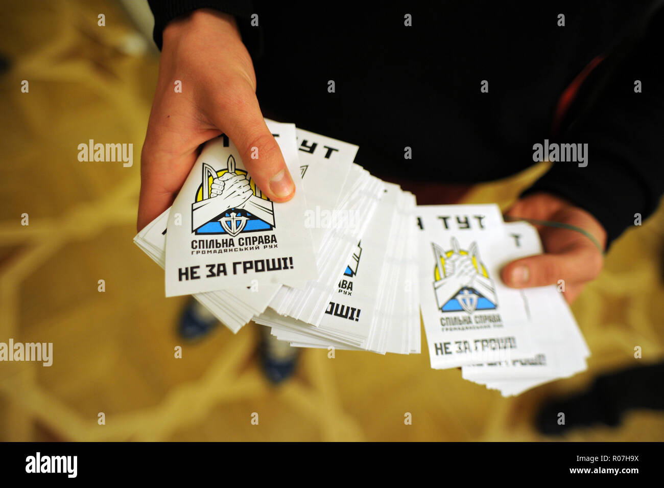 Dezember 3, 2013 - Kiew, Ukraine: Demonstranten besetzen die Stadt Kiew Halle Ablehnung der Regierung eines historischen Handelsabkommen mit der Europäischen Union zu protestieren. Der besetzten Stadt Halle schnell verwandelte sich in das Hauptquartier der rechten, nationalistischen Partei Swoboda. Die Demonstranten aus der nahe gelegenen Platz der Unabhängigkeit, umbenannt in 'EuroMaidan', regelmäßig kam zu schlafen, kostenloses Essen und Medikamente oder kostenlose warme Kleidung des manifestants pro-europeens occupent Le batiment de la Mairie de Kiew erhalten. Ce lieu est rapidement devenu un-Quartier allgemein du Parti nationaliste Svoboda. *** Frankreich/KEINE VERKÄUFE IN FRANZÖSISCH Stockfoto