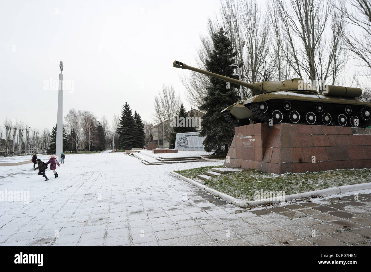 Dezember 6, 2013 - Donezk, Ukraine: Ein sowjetisches Kriegerdenkmal in der Nähe des Yasinovatskiy Maschine Bau-, einen sowjetischen Werk spezialisiert auf den Bau von Bohrmaschinen für die Zechen. Un Memorial dedie a l'Armee rouge Pres de l'Usine, Yasinovatskiy specializee dans la production de foreuses perceuses et de industrielles. Cette usine illustre Bien l'etat des industries dans le Donbass qui datent de l'Žpoque sovietique. *** Frankreich/KEINE VERKÄUFE IN DEN FRANZÖSISCHEN MEDIEN *** Stockfoto