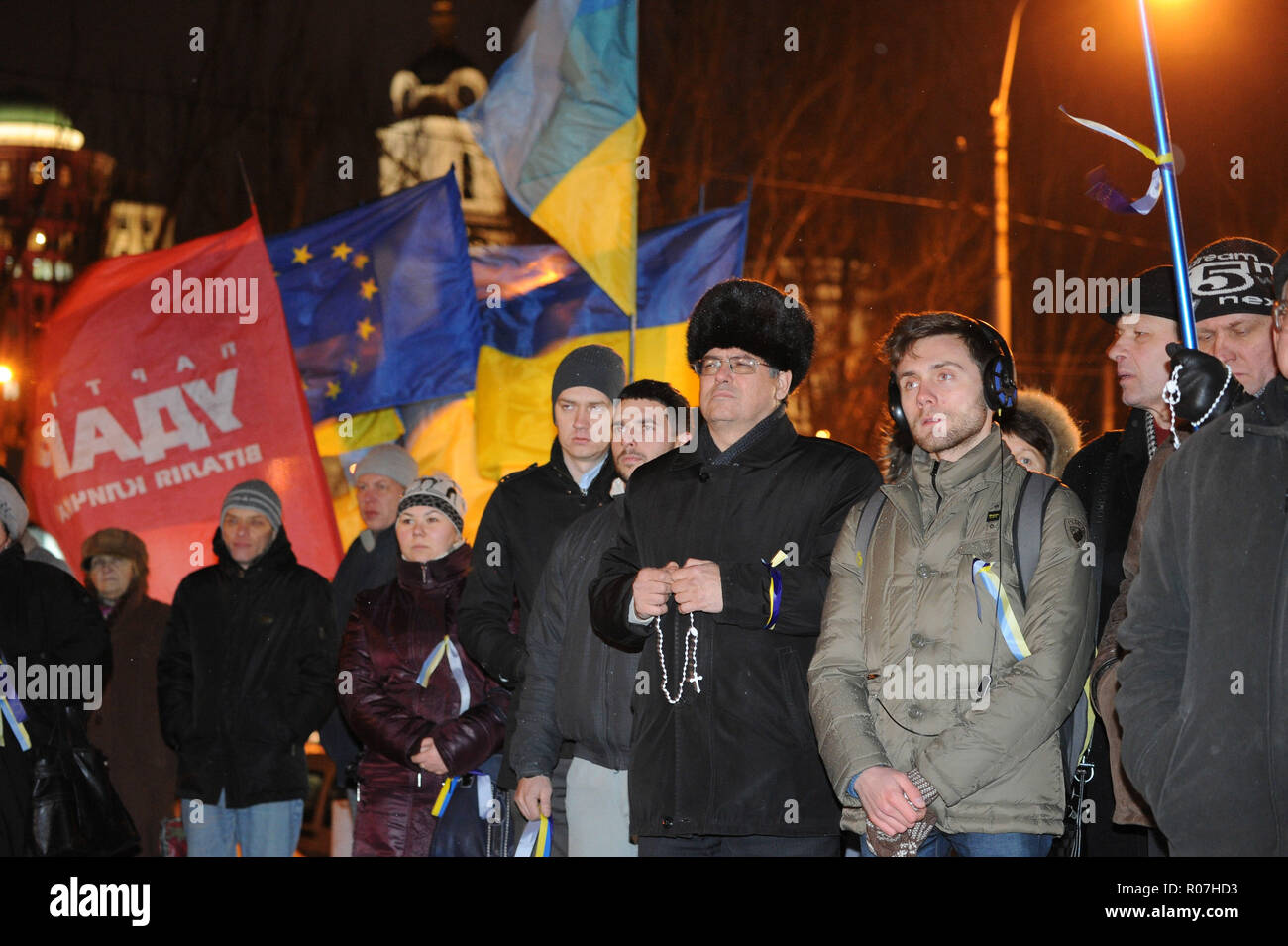 Dezember 6, 2013 - Donezk, Ukraine: Eine kleine nationalistischen und pro-Europäische Union Protest in der Ostukrainischen Stadt Donezk, das ist in der Regel als Hochburg des pro-russischen Gefühle im Land des manifestants pro-europeens se rassemblent ein donezk Unterstützer Le Mouvement EuroMaidan depuis cette Ville plutot pro-Russe pour betrachtet. *** Frankreich/KEINE VERKÄUFE IN DEN FRANZÖSISCHEN MEDIEN *** Stockfoto