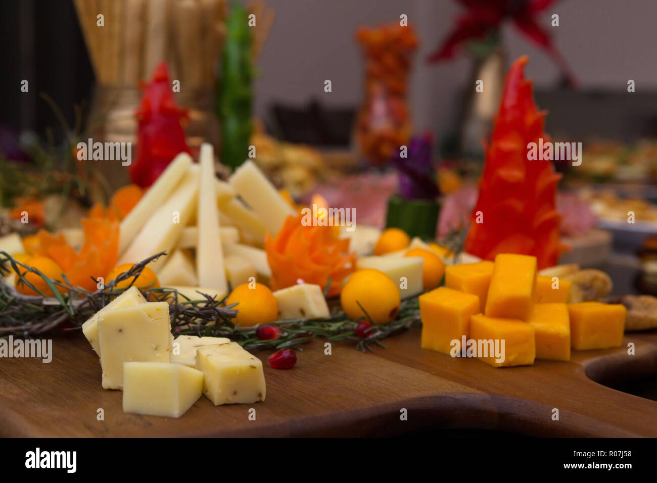 Lecker Party Fingerfood mit festlichen Dekorationen Stockfoto