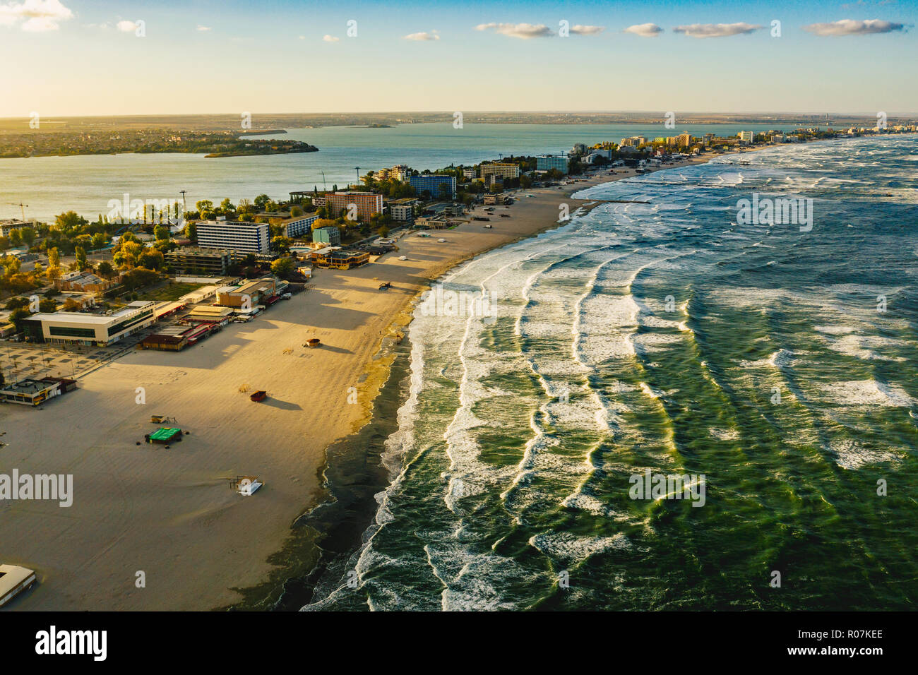 Rumänien Schwarzes Meer Küste und Strand in Mamaia, Constanta Stadt bei Sonnenuntergang Stockfoto