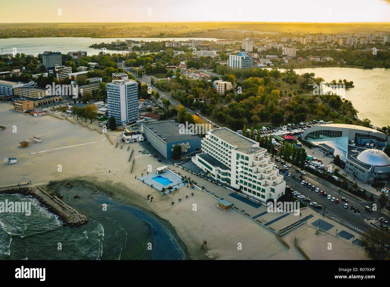 Sonnenuntergang über Mamaia Beach an der Küste des Schwarzen Meeres, Ccnstanta, Rumänien Stockfoto