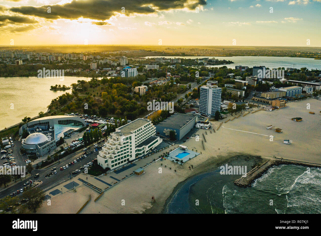 Sonnenuntergang über Mamaia Beach an der Küste des Schwarzen Meeres, Ccnstanta, Rumänien Stockfoto