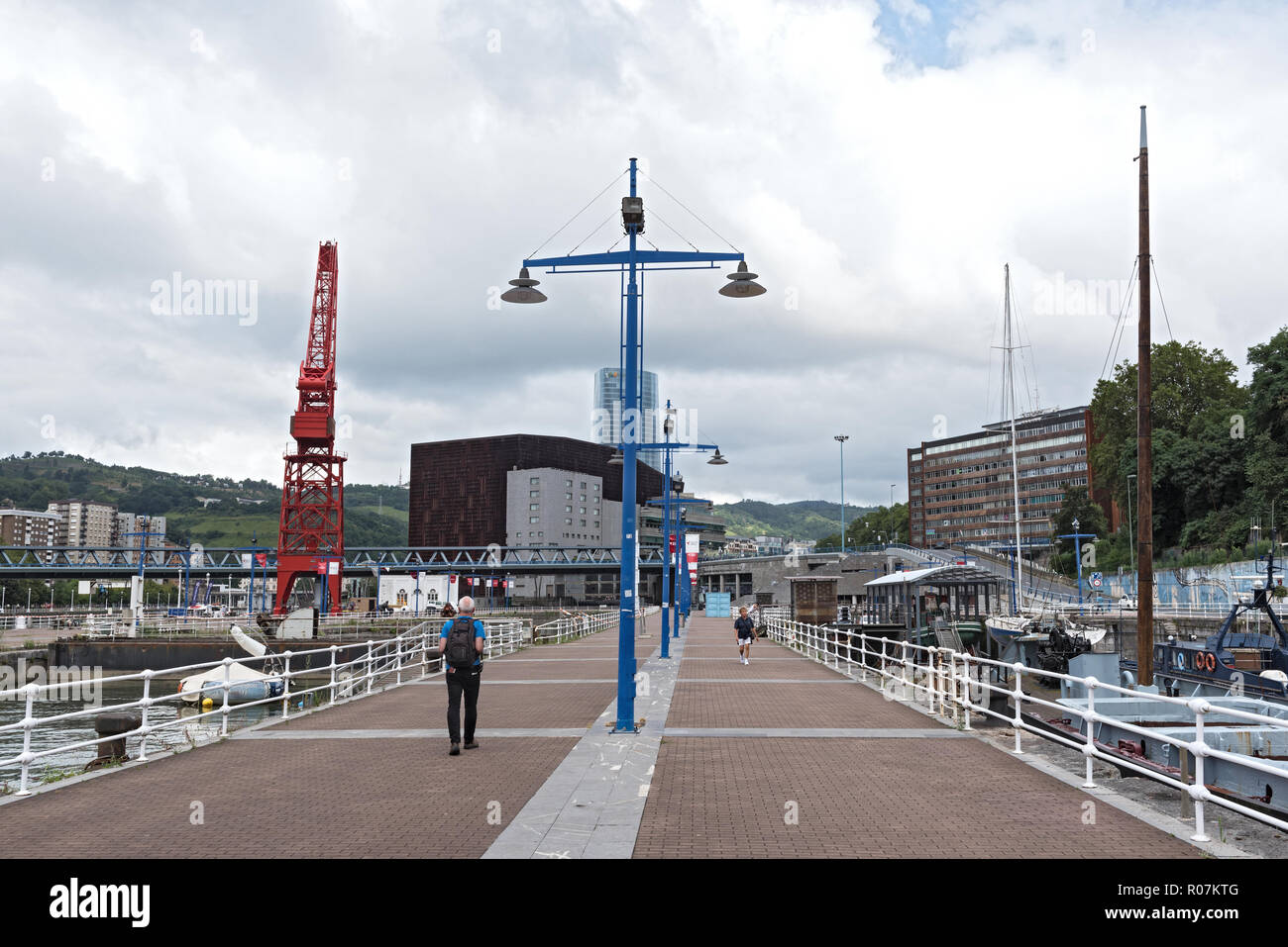 Bilbao Downtown mit Fluss Nervion und Promenade, Baskenland, Spanien. Stockfoto