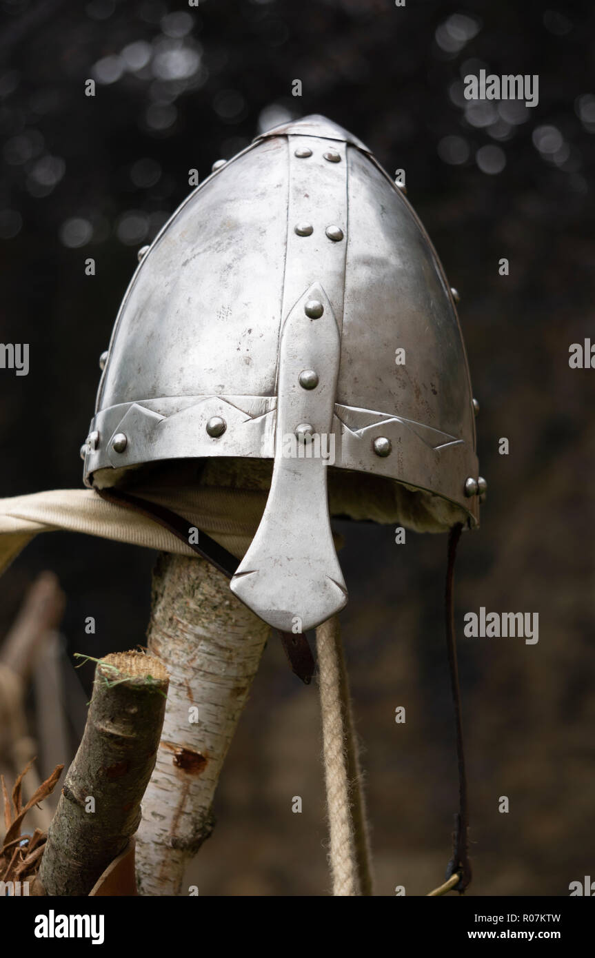 Ein mittelalterlicher Helm mit Nasenschutz. Stockfoto