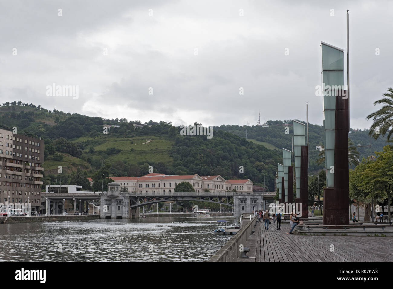 Bilbao Downtown mit Fluss Nervion und Promenade, Baskenland, Spanien. Stockfoto