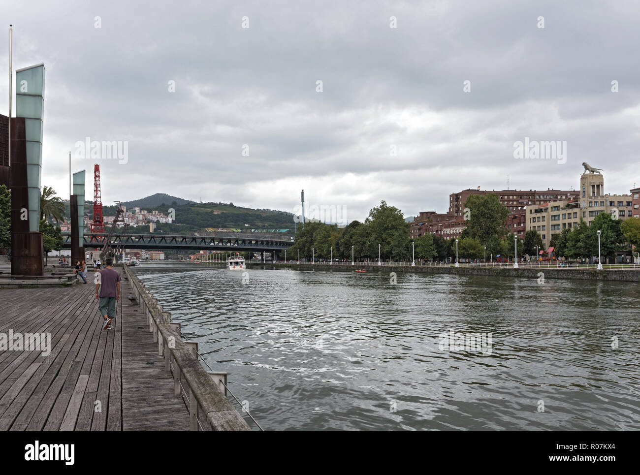 Bilbao Downtown mit Fluss Nervion und Promenade, Baskenland, Spanien. Stockfoto