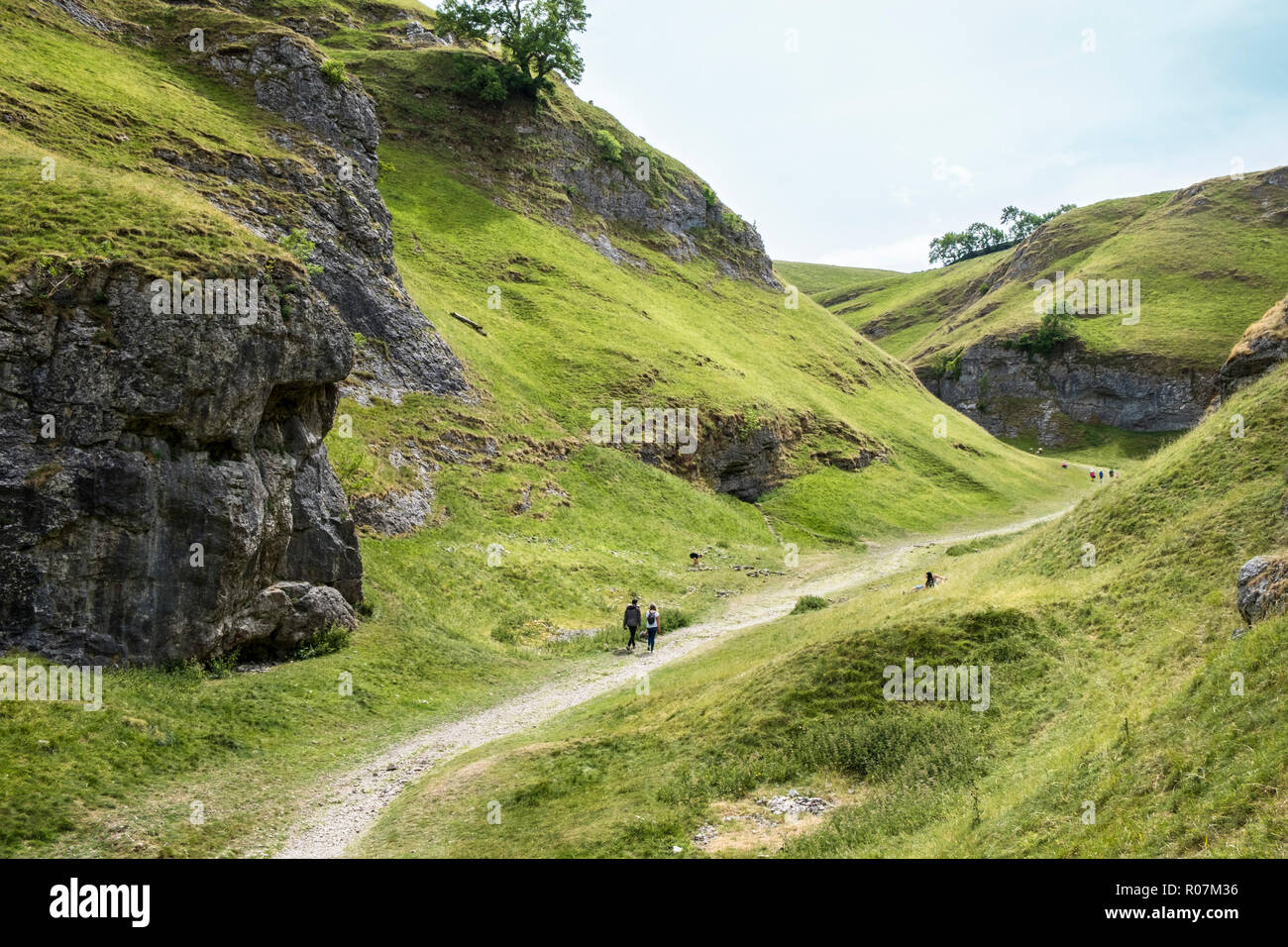 Wanderer auf dem Weg in der Höhle Dale, in der Nähe von Castleton, Derbyshire, Peak District National Park, England, Großbritannien Stockfoto