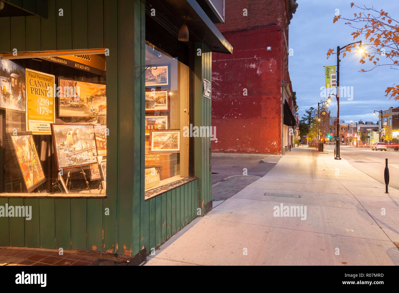 Eine Art Shop in der Innenstadt entlang John Straße, nördlich in der Stadt Yangon in Renfrew County in der Abenddämmerung. Arnprior, Ontario, Kanada. Stockfoto