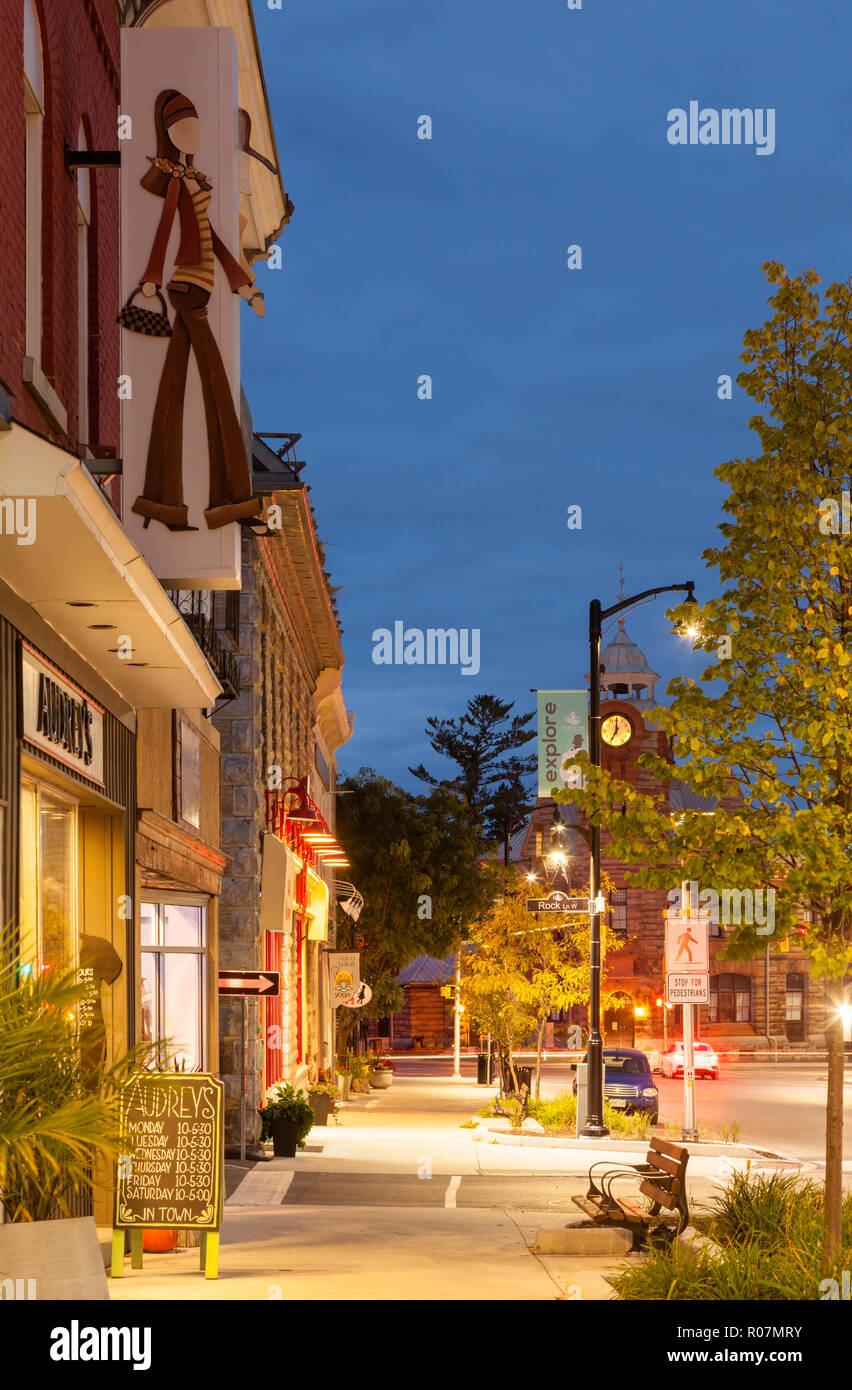 Innenstadt entlang John Straße, nördlich in der Stadt Yangon in Renfrew County in der Abenddämmerung. Arnprior, Ontario, Kanada. Stockfoto
