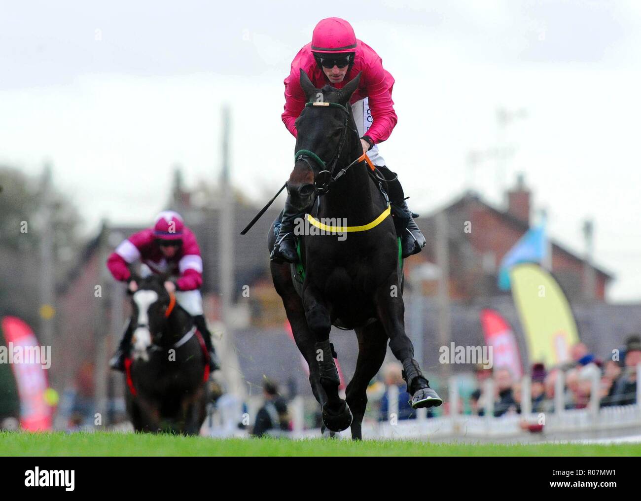 Erste Annäherung und Jockey Sean Flanagan gewinnen die Eventsec Maiden Hürde während des Tages eine der unten Royal Festival. Stockfoto