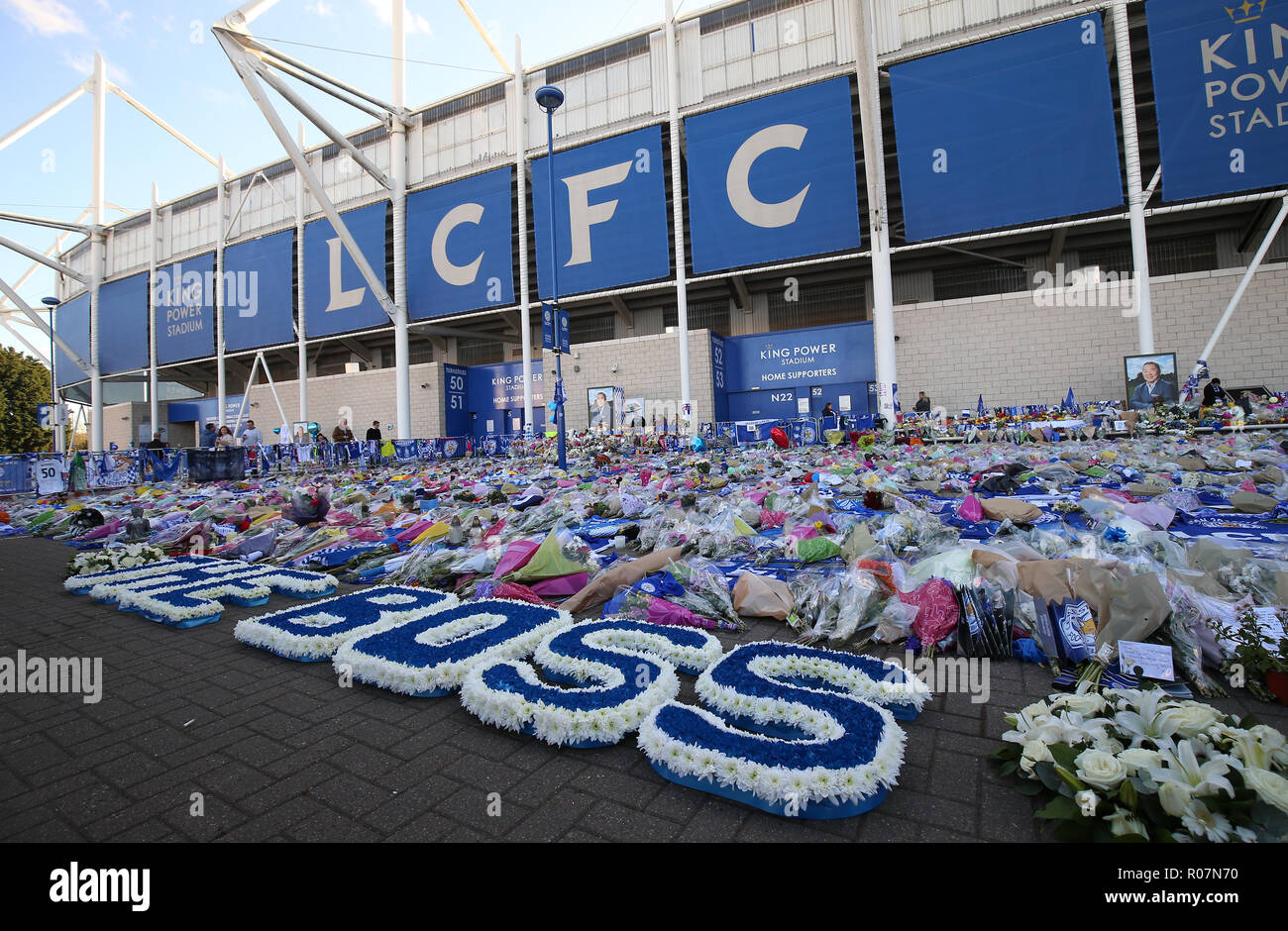 Kränze Lesen der Chef, für vichai Srivaddhanaprabha, von Leicester City Spieler in Leicester City Football Club. Stockfoto