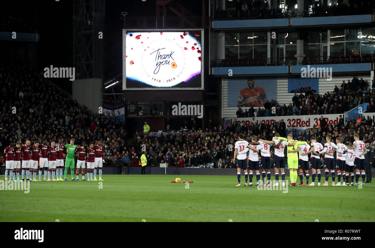 Aston Villa und den Bolton Wanderers stehen für ein Minuten Schweigen im Gedenken an die Opfer des Ersten Weltkriegs während der Sky Bet Championship Match in der Villa Park, Birmingham. Stockfoto