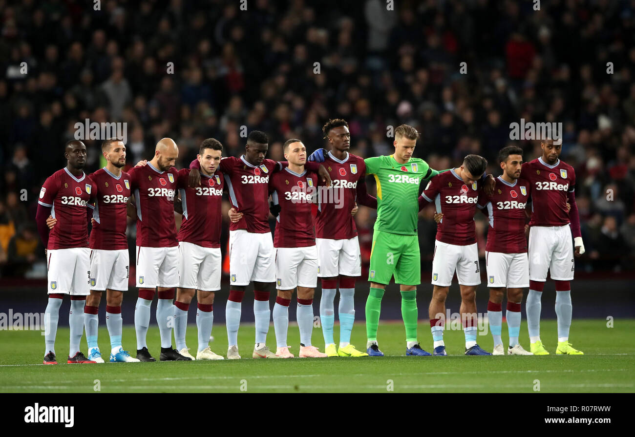 Aston Villa stehen für ein Minuten Schweigen im Gedenken an die Opfer des Ersten Weltkriegs während der Sky Bet Championship Match in der Villa Park, Birmingham. Stockfoto