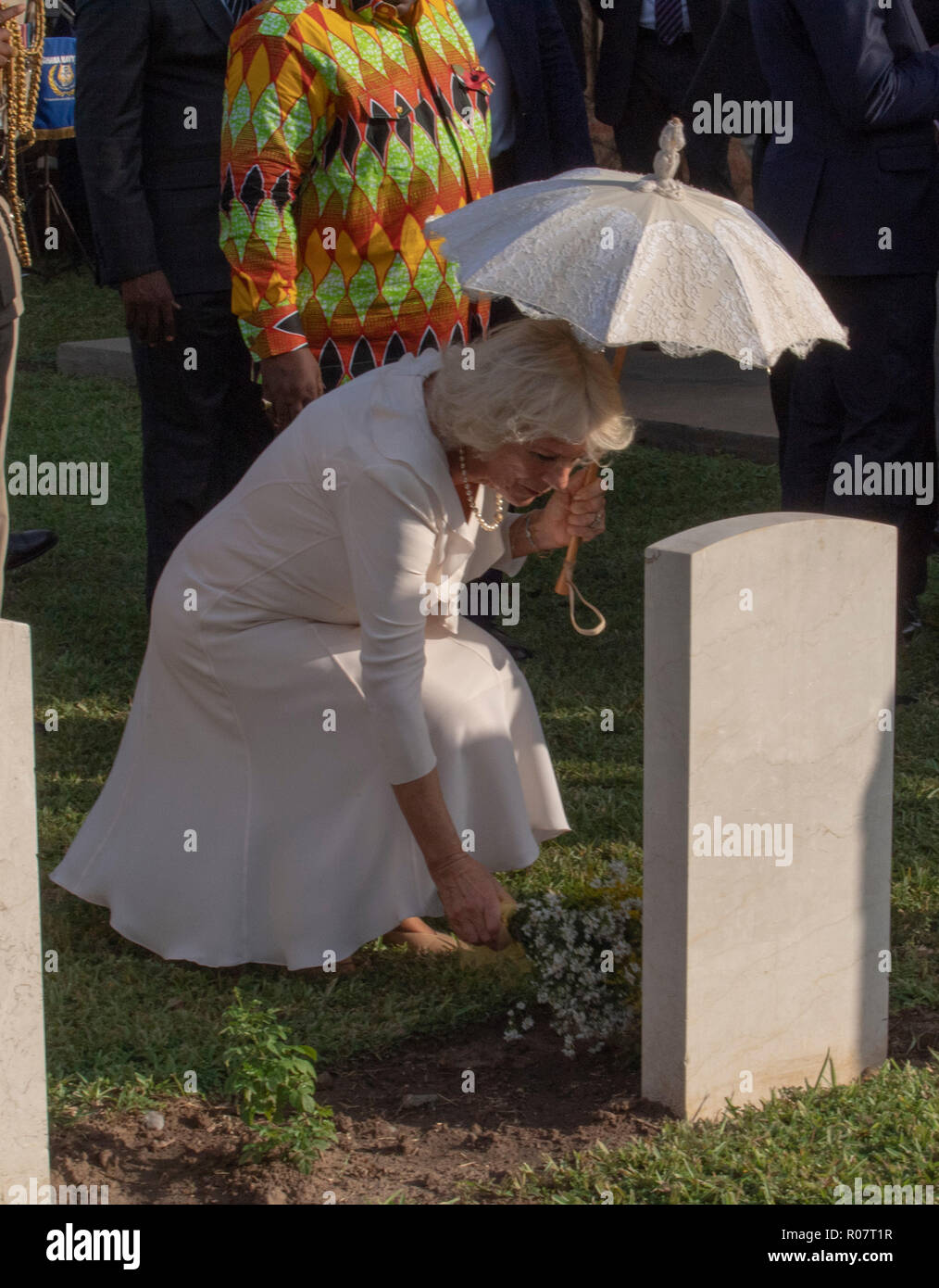 Die Herzogin von Cornwall Orten ein sträußchen Blumen am Grab von Privaten Kofi Owusu vom Gold Coast Regiment, bei einem Besuch des Commonwealth Kriegsgräber in Accra, Ghana, am dritten Tag der Reise das königliche Paar nach Westafrika. Stockfoto