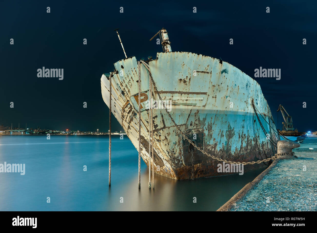 Rostigen Schiffswrack liegt im Hafen von Cagliari semisubmerged Stockfoto