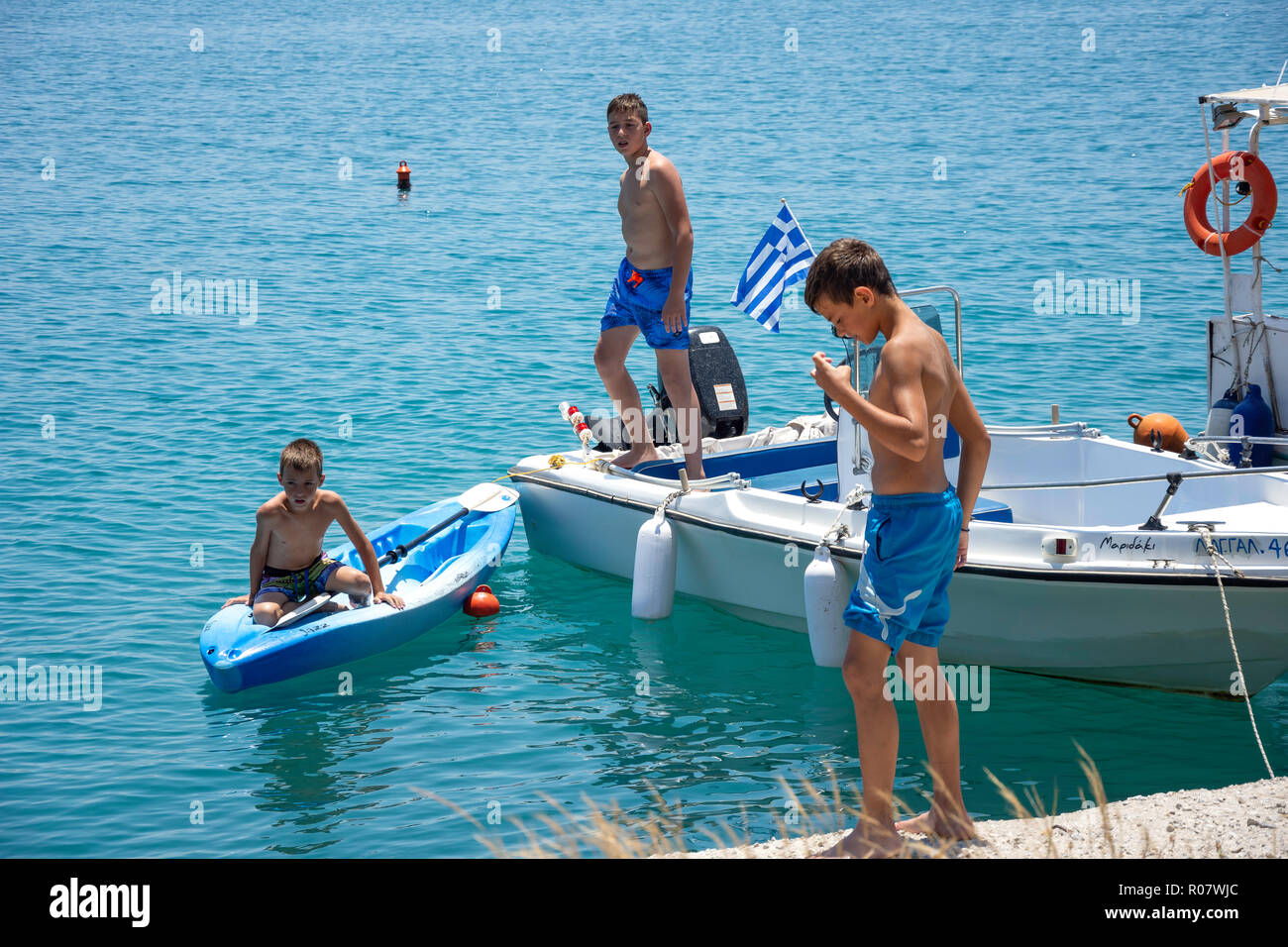Jungen spielen durch Hafen, Agia Galini, Rethimnon, Kreta (Kriti), Griechenland Stockfoto