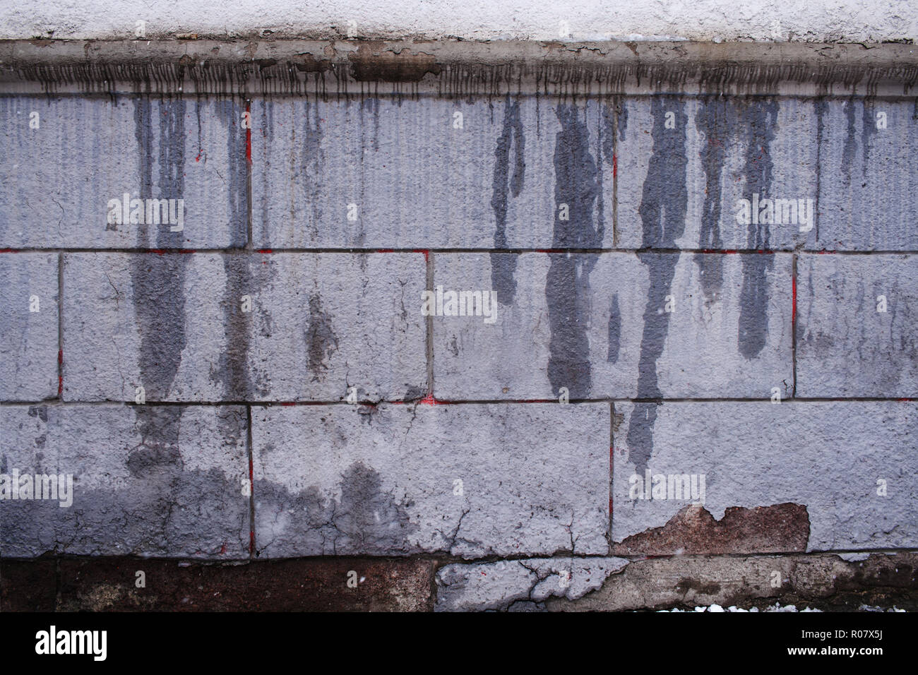 Grau Grau grunge Betonwand mit vertikalen fließende nasse Flecken. Stockfoto