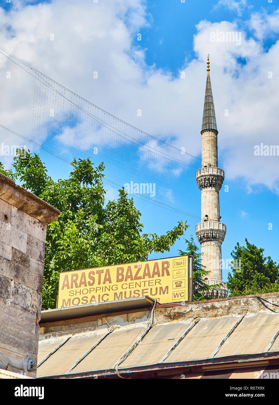 Die Arasta Basar Schild, mit einem Minarett der Sultan Ahmet Camii Moschee im Hintergrund. Stadtteil Fatih, Istanbul, Türkei. Stockfoto