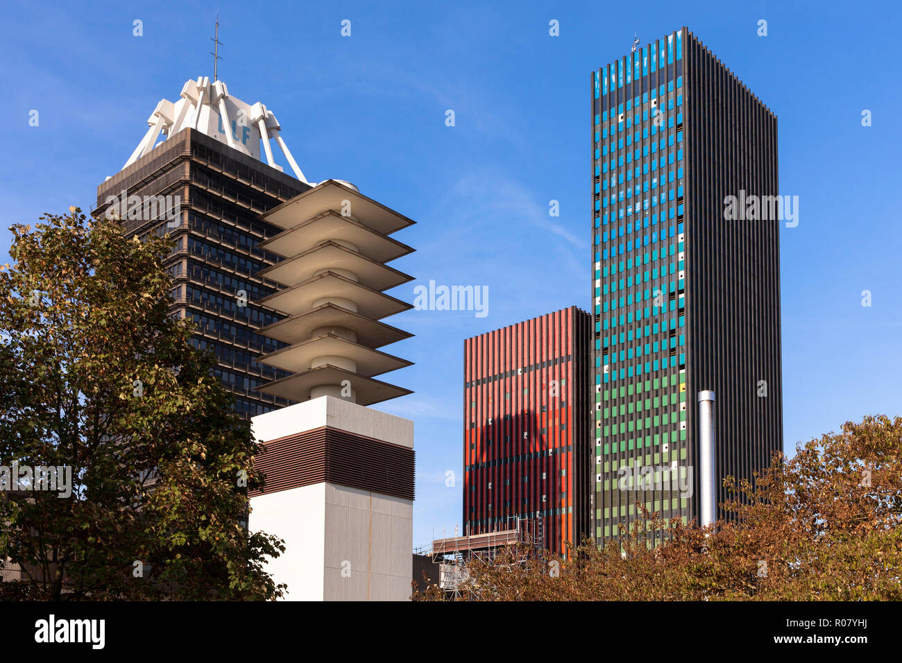 Hochhaus der Deutschlandfunk (Öffentlich-rechtlichen Radiosender), direkt  dahinter ist das Gebäude der Deutschen Welle (öffentliche Inter  Stockfotografie - Alamy