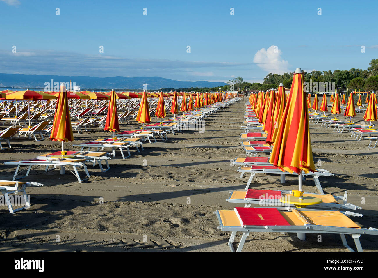 Europa, Italien, Kalabrien, Cosenza, Villapiana Lido, Sonnenschirmen und Liegestühlen Stockfoto
