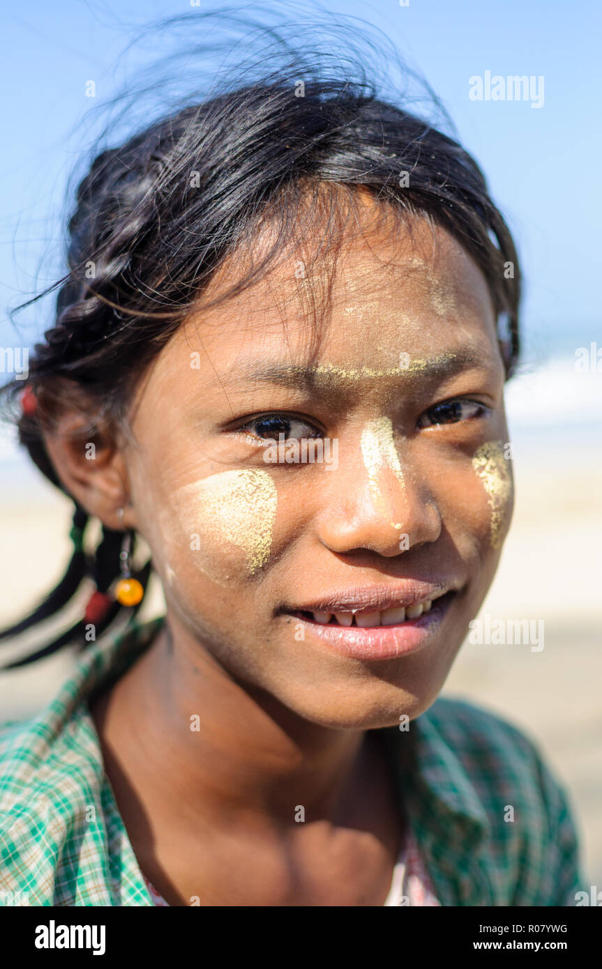 Die jungen burmesischen Mädchen mit thanaka Make-up in Chaungtha, Myanmar Stockfoto