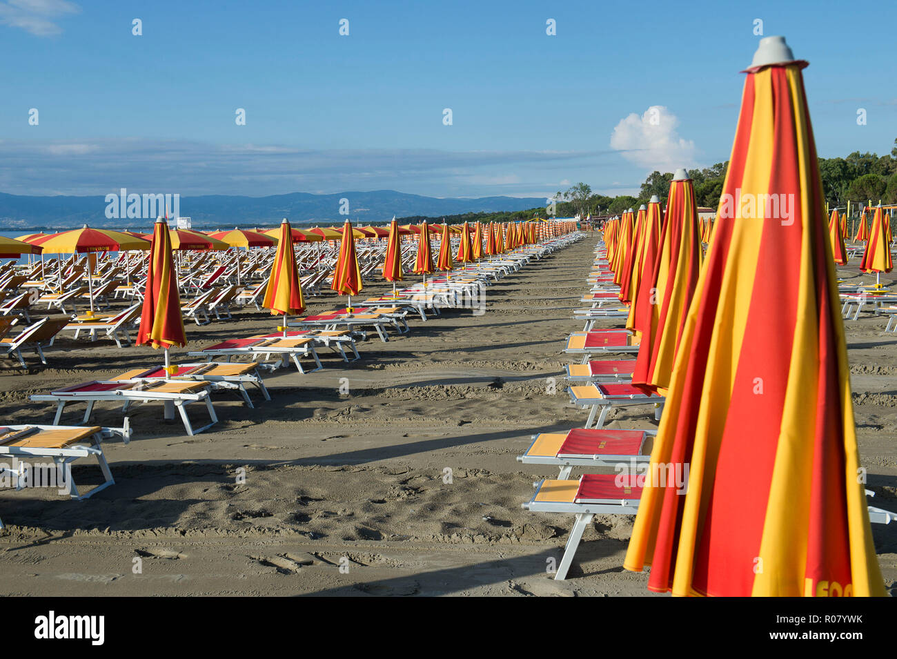 Europa, Italien, Kalabrien, Cosenza, Villapiana Lido, Sonnenschirmen und Liegestühlen Stockfoto