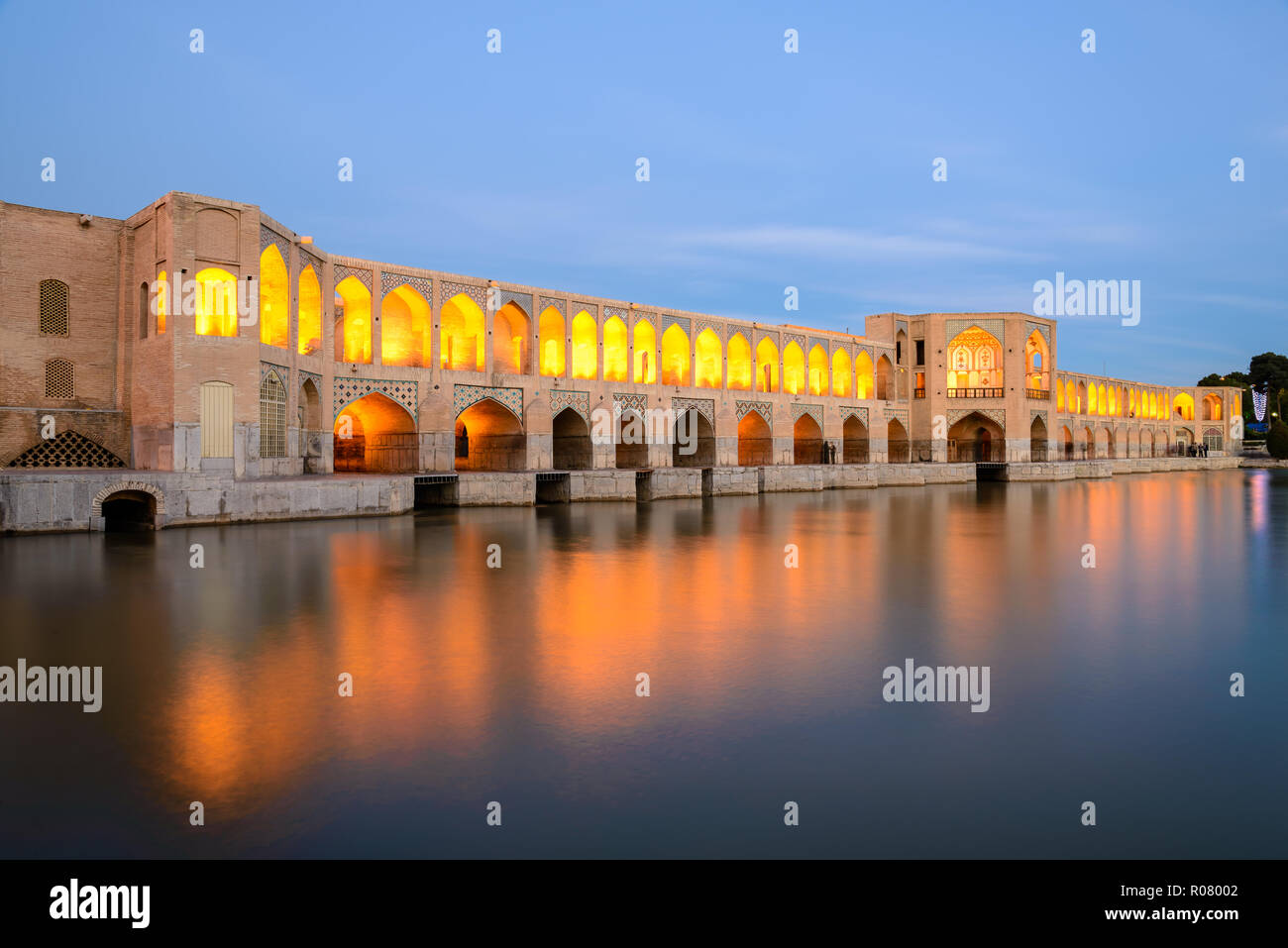 Khaju-Bridge nach Sonnenuntergang in Isfahan, Iran Stockfoto