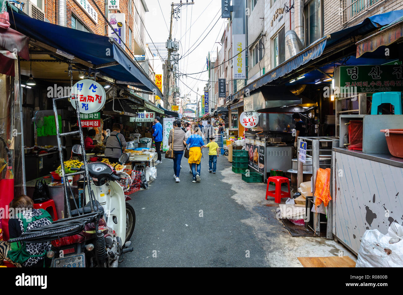Die Menschen gehen durch einen Market Street in Busan, Südkorea. Stockfoto