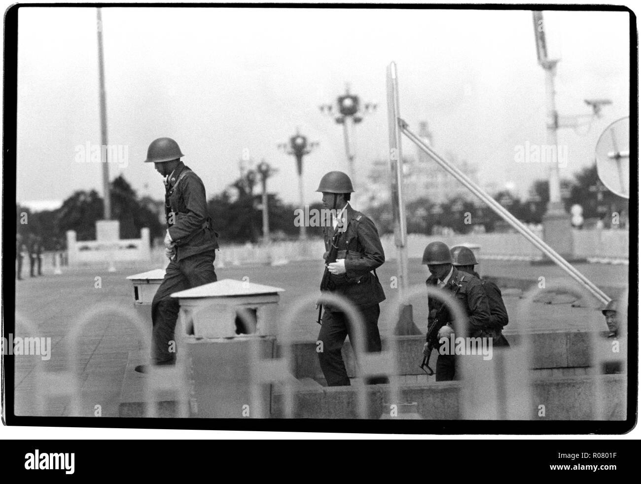 China Peking im Jahr 1989. Chinesische Armee Truppen besetzen Positionen auf dem Platz des Himmlischen Friedens im Zentrum von Peking eine Woche nach dem Massaker an den protestierenden Studenten im Juni 1989 Fotos von der chinesischen Armee und Sicherheit Personal gurding das Gebiet in und um den Platz des Himmlischen Friedens, heimlich von innen eine geschwärzt Taxi als Fotografen gemacht wurden unter Androhung von verhaftet, wenn Sie offen in der Gegend um nach dem Massaker auf dem Platz des Himmlischen Friedens gearbeitet. Wikipeadia: die Proteste auf dem Platz des Himmlischen Friedens von 1989, in der Regel in Festland China, bekannt als der Juni vierten Vorfall (六四事件), wurden von Studenten geleiteten Demonstrationen in Stockfoto