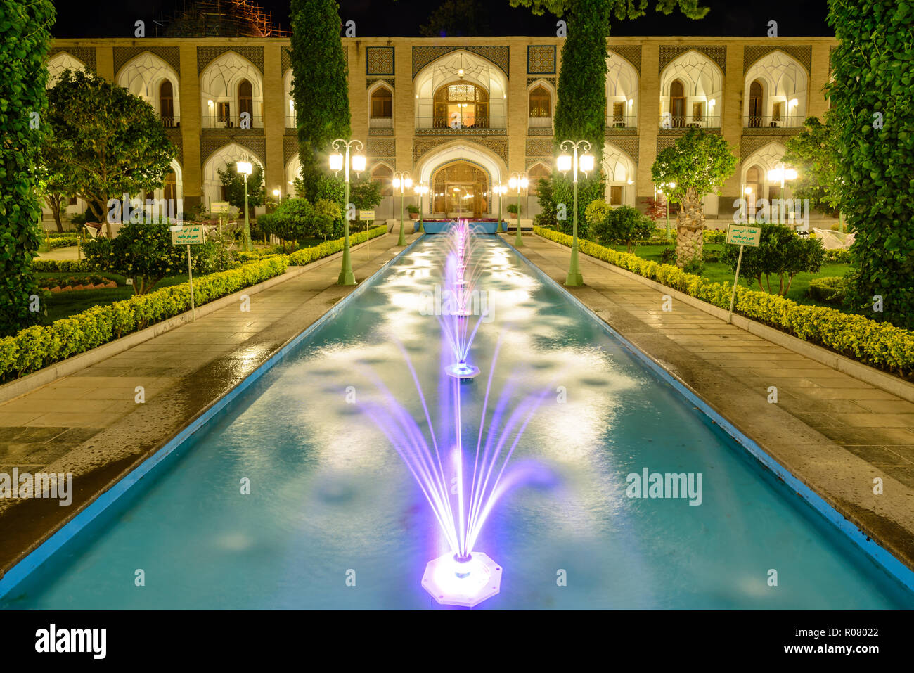ISFAHAN, IRAN - 25. April 2015: Beleuchtet Garten des Hotel Abbasi, alten Karawanserei Stockfoto