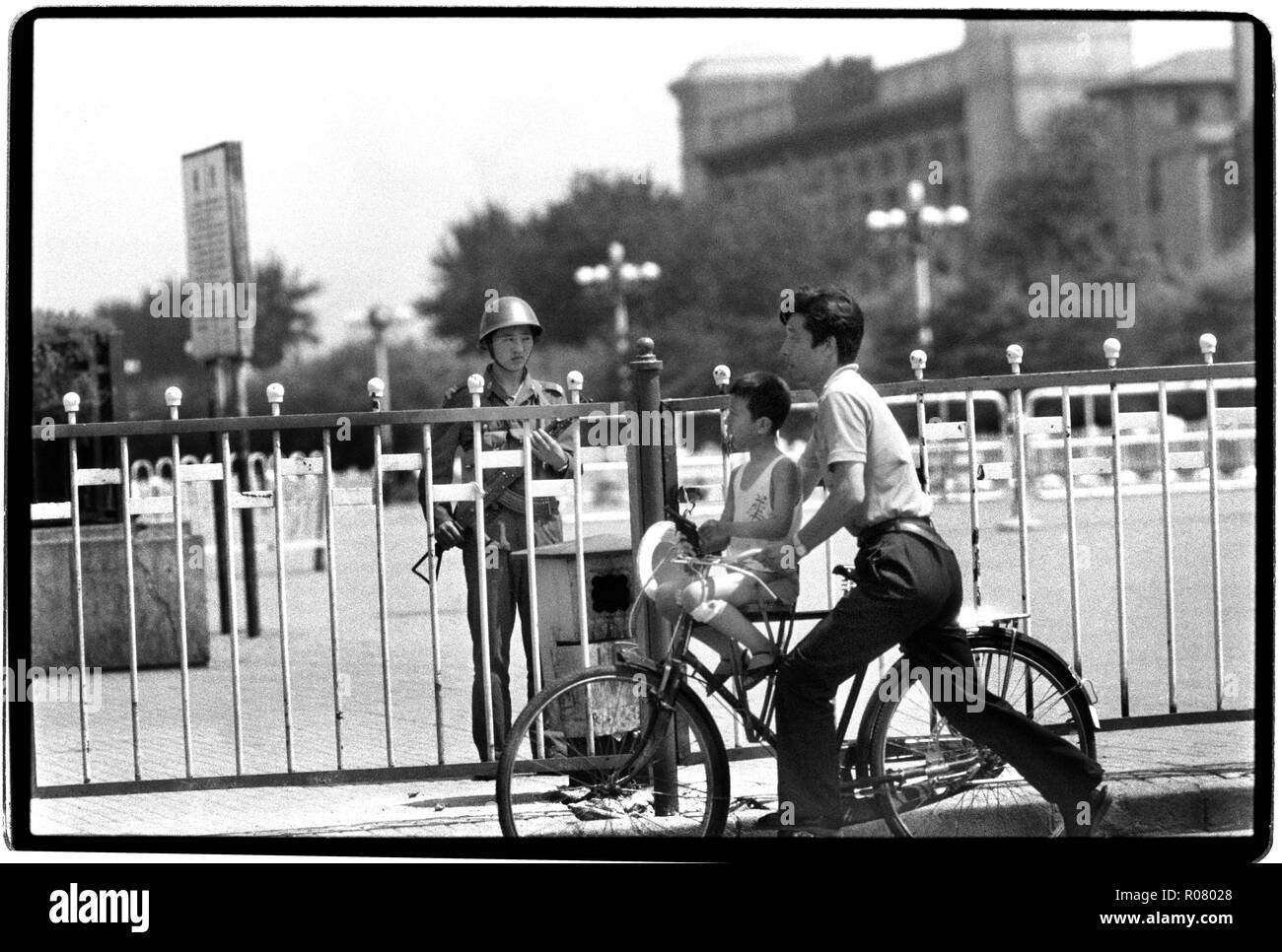 China Peking im Jahr 1989. Chinesische Armee Truppen besetzen Positionen auf dem Platz des Himmlischen Friedens im Zentrum von Peking eine Woche nach dem Massaker an den protestierenden Studenten im Juni 1989 Fotos von der chinesischen Armee und Sicherheit Personal gurding das Gebiet in und um den Platz des Himmlischen Friedens, heimlich von innen eine geschwärzt Taxi als Fotografen gemacht wurden unter Androhung von verhaftet, wenn Sie offen in der Gegend um nach dem Massaker auf dem Platz des Himmlischen Friedens gearbeitet. Wikipeadia: die Proteste auf dem Platz des Himmlischen Friedens von 1989, in der Regel in Festland China, bekannt als der Juni vierten Vorfall (六四事件), wurden von Studenten geleiteten Demonstrationen in Stockfoto