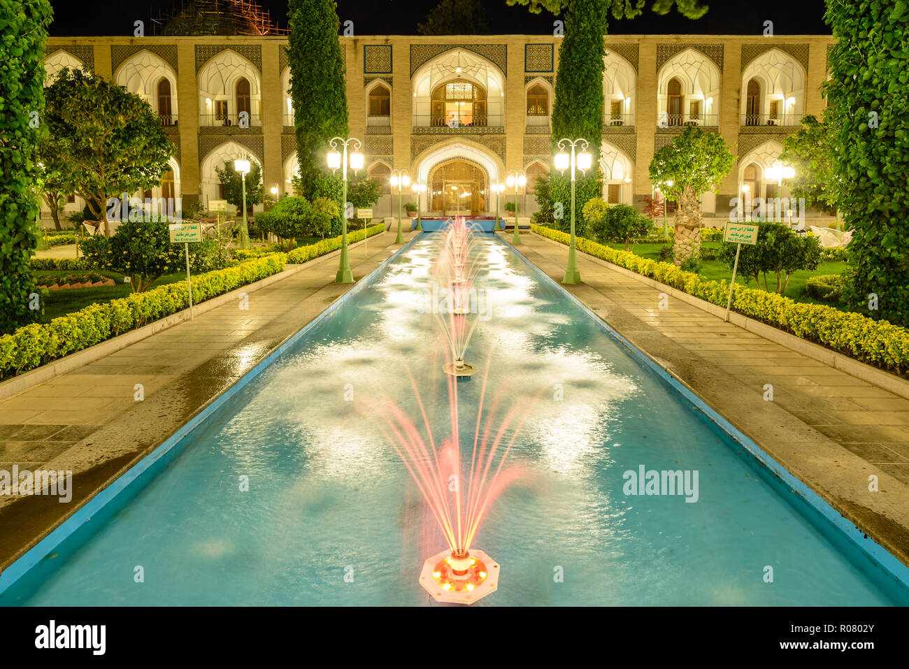 ISFAHAN, IRAN - 25. April 2015: Beleuchtet Garten des Hotel Abbasi, alten Karawanserei Stockfoto