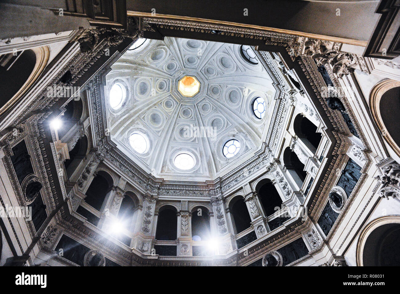 Italien, Lombardei, Arcore, Kapelle der Villa Borromeo d'Adda in Erinnerung an Isabella Isimbardi geschnitzt mit weißem Carrara-Marmor von Vincenzo und Lorenzo Vela. Stockfoto