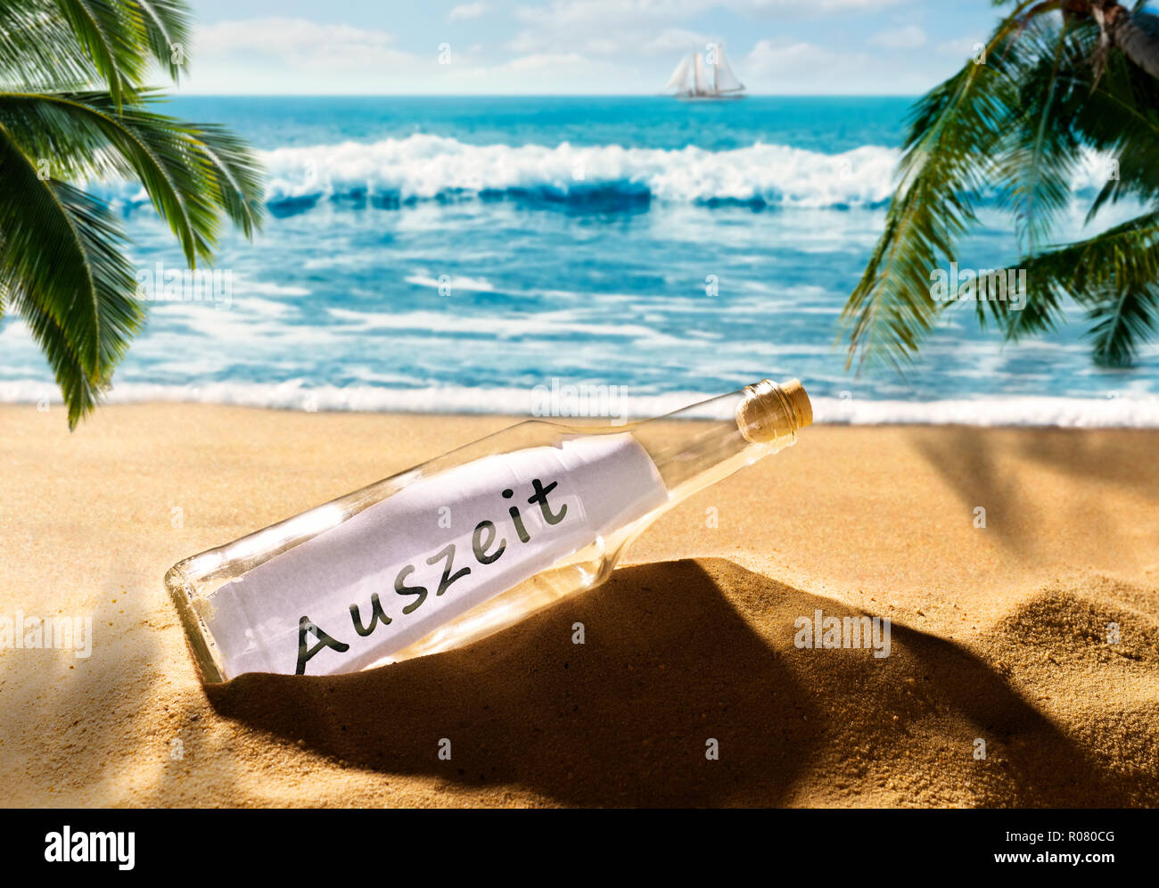 Flasche mit der Nachricht an der Zeit, einem wunderschönen tropischen Strand Stockfoto