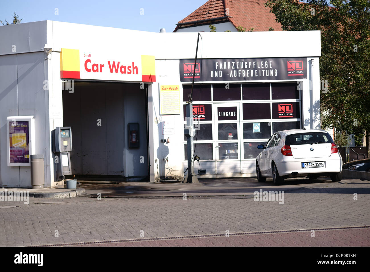 Mainz, Deutschland - 15. September 2018: Ein Auto ist vor ein Auto waschen  an der Shell Tankstelle geparkt am 15 September, 2018 in Mainz  Stockfotografie - Alamy