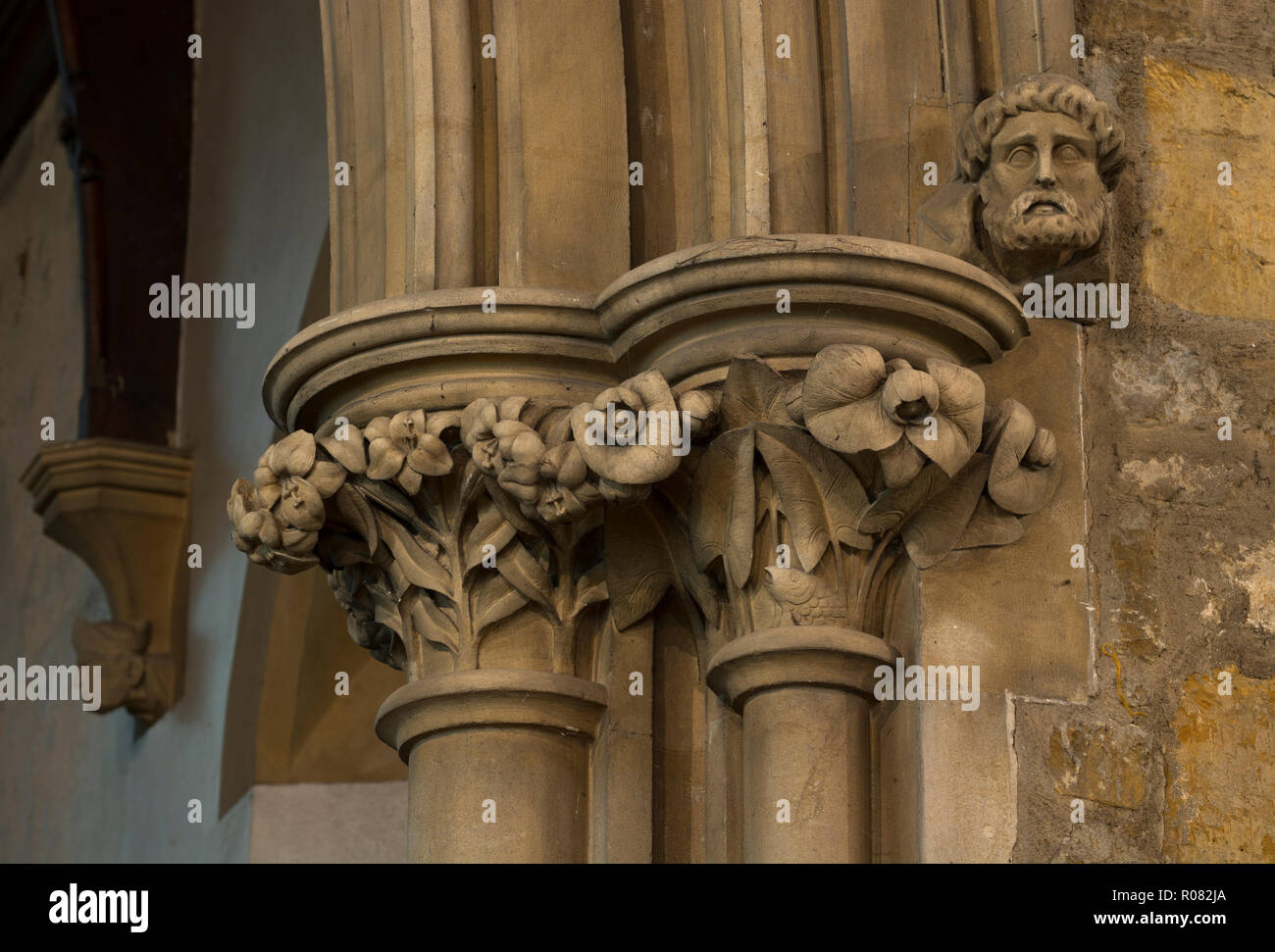 Geschnitzten Kapitellen in St. Peter und St. Paul's Kirche, Weedon, Northamptonshire, England, Großbritannien Stockfoto