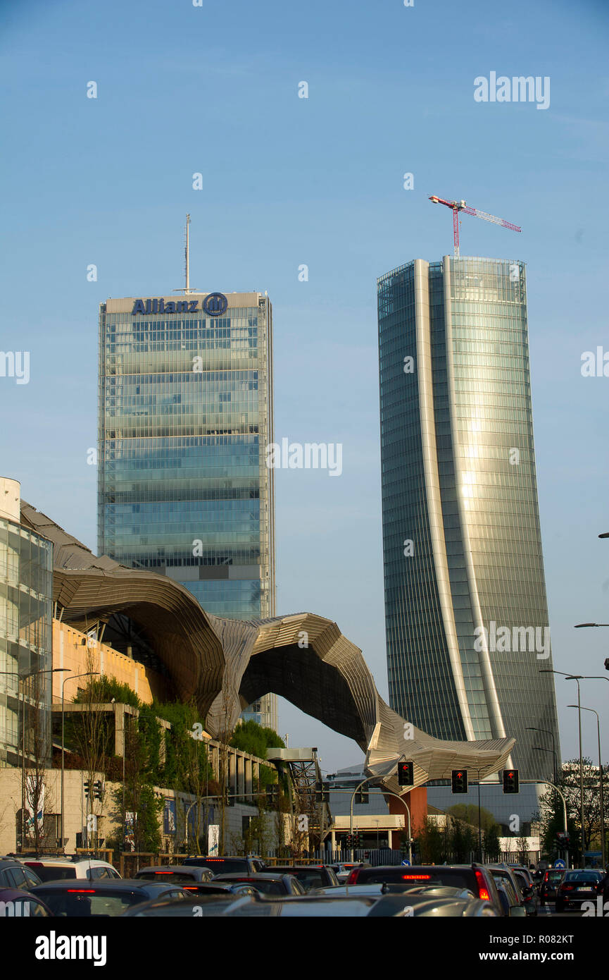 Europa. Italien. In der Lombardei. Mailand. Wolkenkratzer in Citylife Bezirk, Torre Hadid (185 m) von Zaha Hadid den Spitznamen Storto. Torre Allianz (209 m) von Arata Isozaki entworfen, die den Spitznamen Diritto Stockfoto