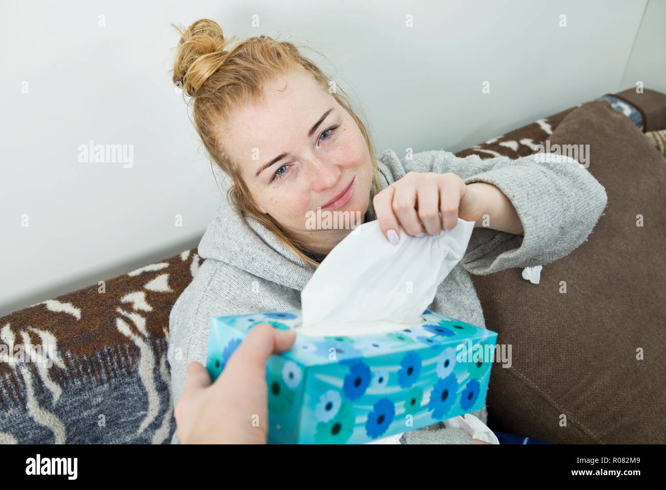 Kranke junge Frau mit Kälte und Grippe Stockfoto