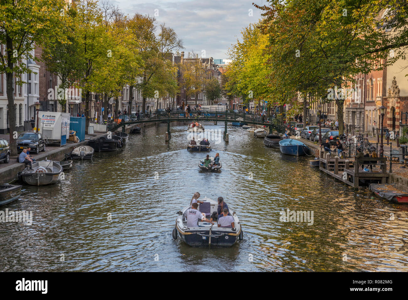 Boote mit touristischen Segeln in Amsterdam Canal Stockfoto