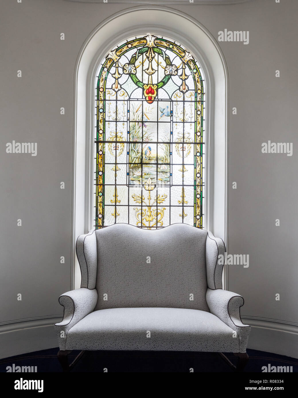 Sessel von Fenster aus buntem Glas. Stockfoto