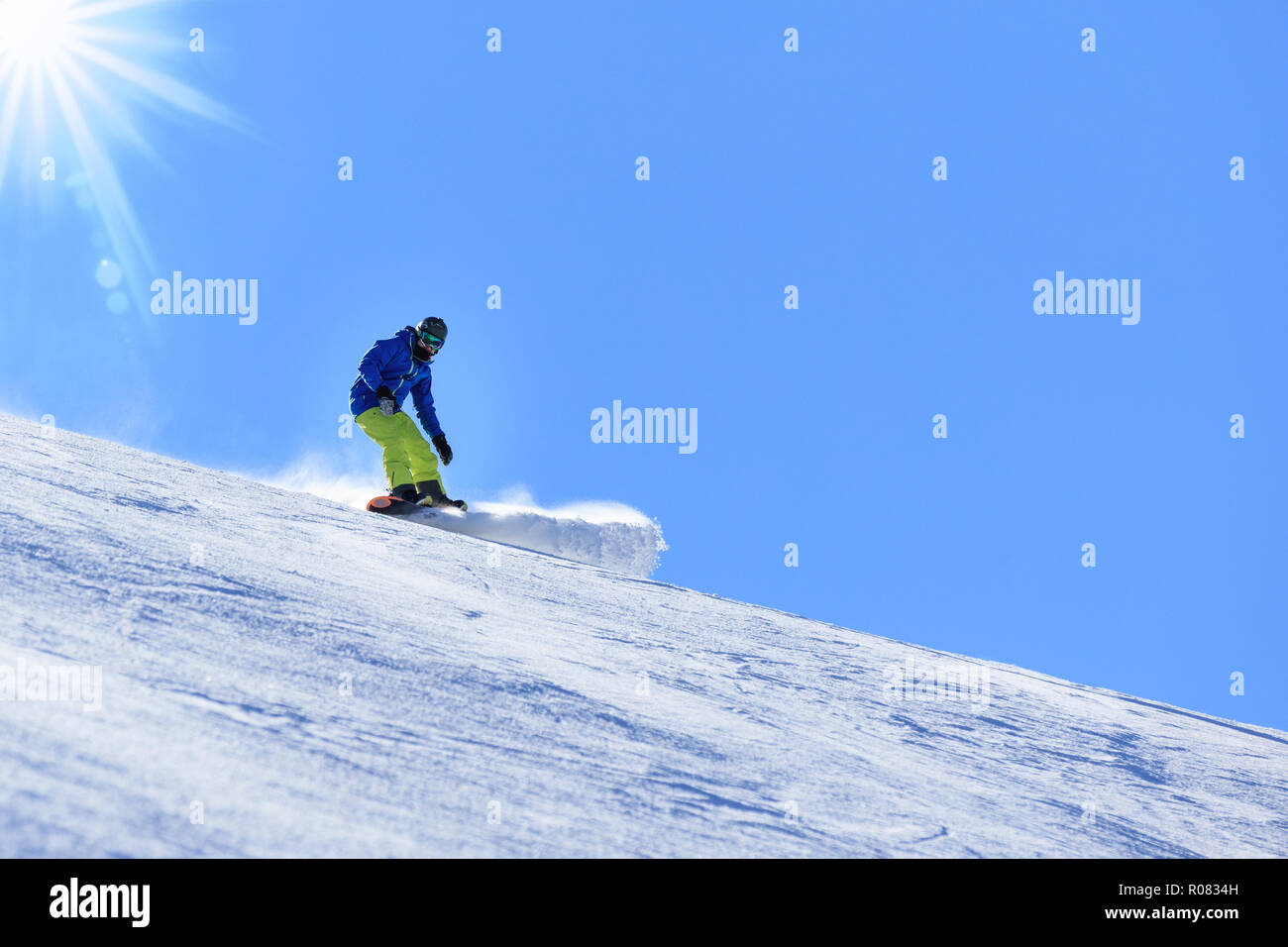 Im Winter snowboarden Aktivität an einem sonnigen Tag in den Alpen Stockfoto