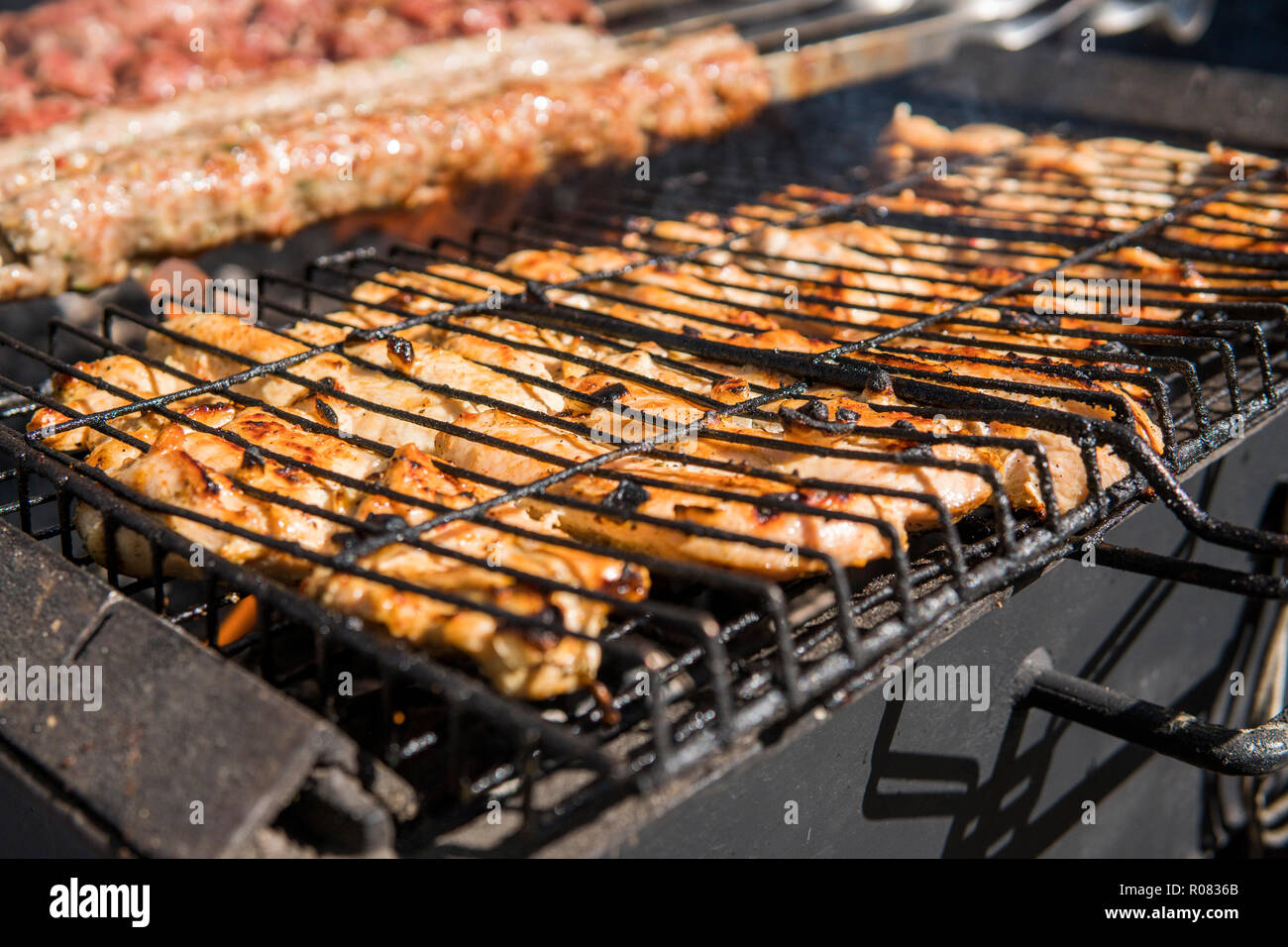 Verschiedene köstliche gegrillte Fleisch über die Kohlen im Grill. Stockfoto