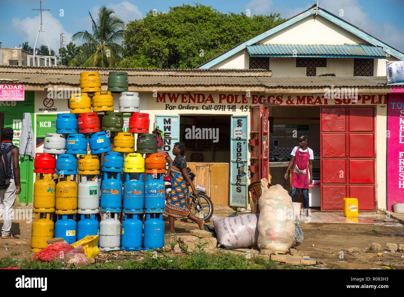 Gasbottles aufgetürmt vor Shop in Ukunda, Kenia Stockfoto