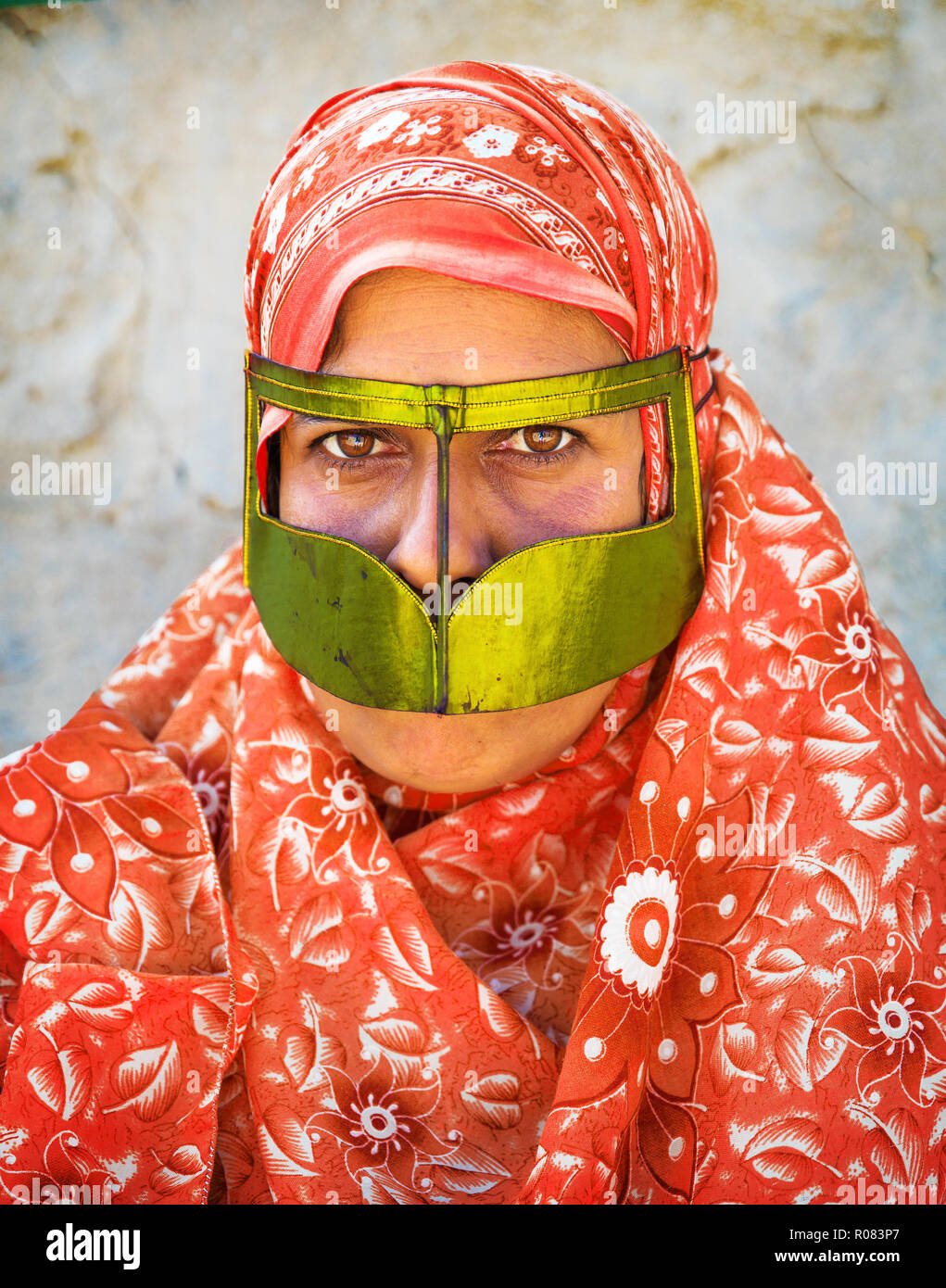 Eine bandari-Frau, die eine traditionelle Maske trägt, die Burka in Salakh, Insel Qeshm, Provinz Hormozgan im Iran. Stockfoto