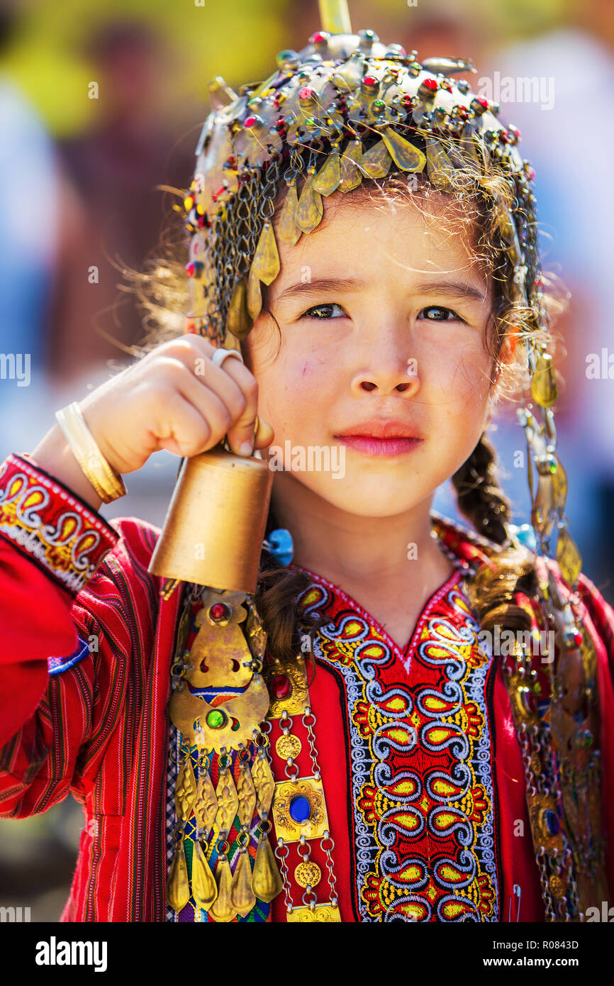 Turkmen Mädchen in traditioneller Kleidung in turkmenischen Sahra, Golestan Provine von Iran Stockfoto