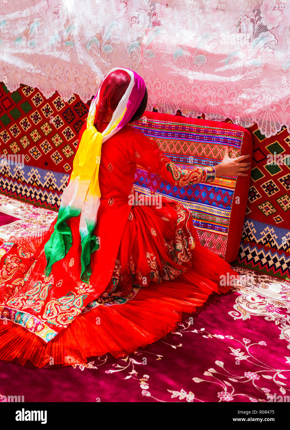 Qashqai Mädchen in ihrem traditionellen Zelt, Semirom County, Isfahan Provinz, Iran. Ghashghai sind die berühmtesten Nomadenstämme des Iran. Stockfoto