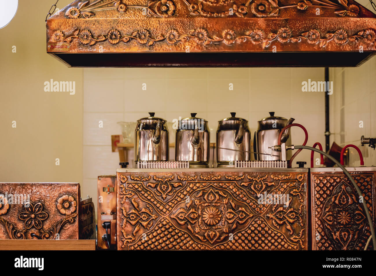 Teekannen auf geschmiedetem Kupfer Tee Kessel in einem Türkischen Tee Haus Stockfoto