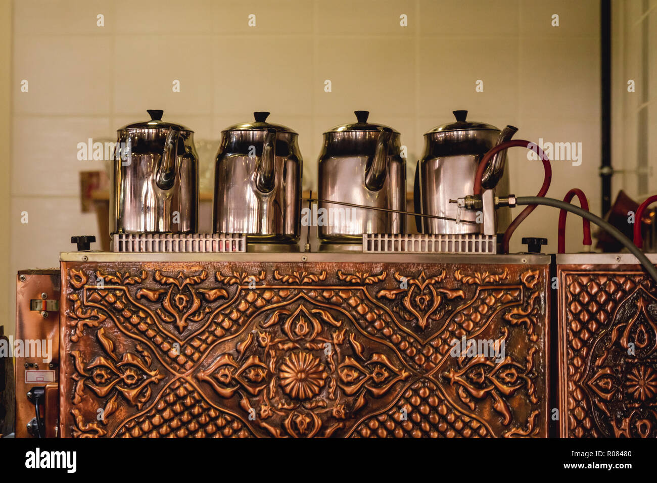 Teekannen auf geschmiedetem Kupfer Tee Kessel in einem Türkischen Tee Haus Stockfoto