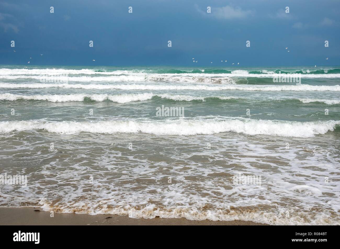 Wellen auf dem Meer zu Beginn des Sturms. Stockfoto